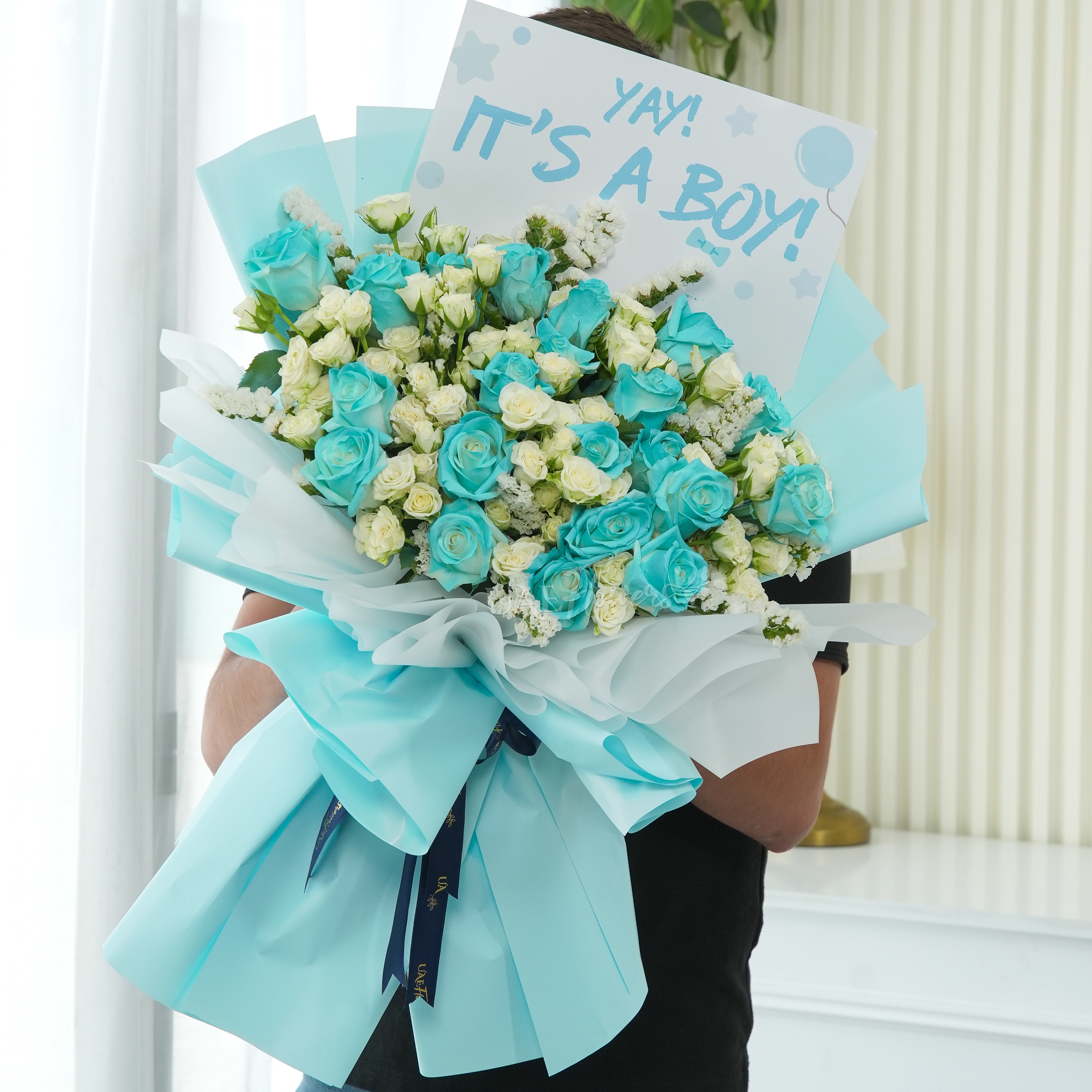 Bouquet of 20 blue roses and 10 white spray roses, white statis in nice wrapping