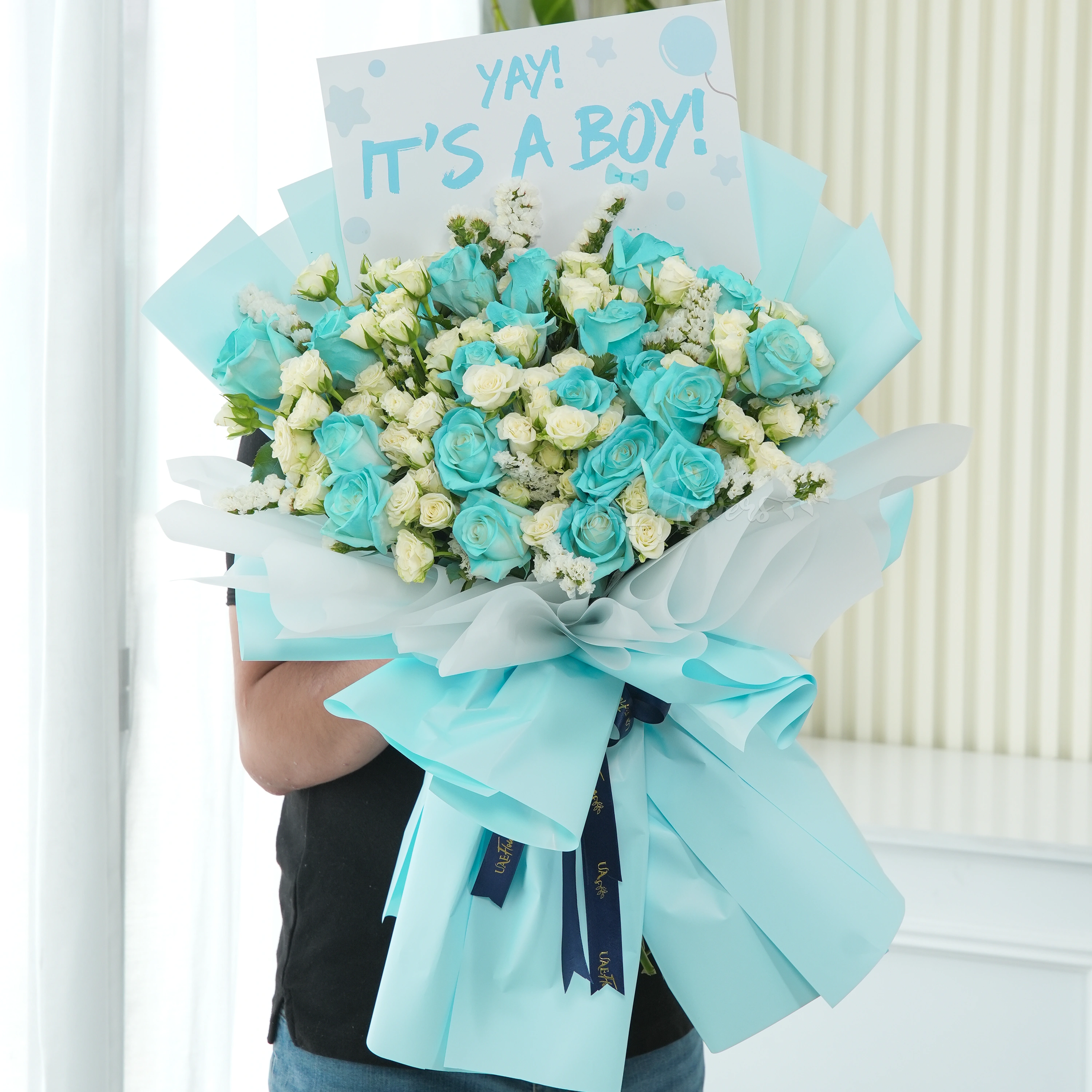 Bouquet of 20 blue roses and 10 white spray roses, white statis in nice wrapping