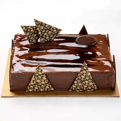 A 1.5 kg of chocolate ganache vegan cake
