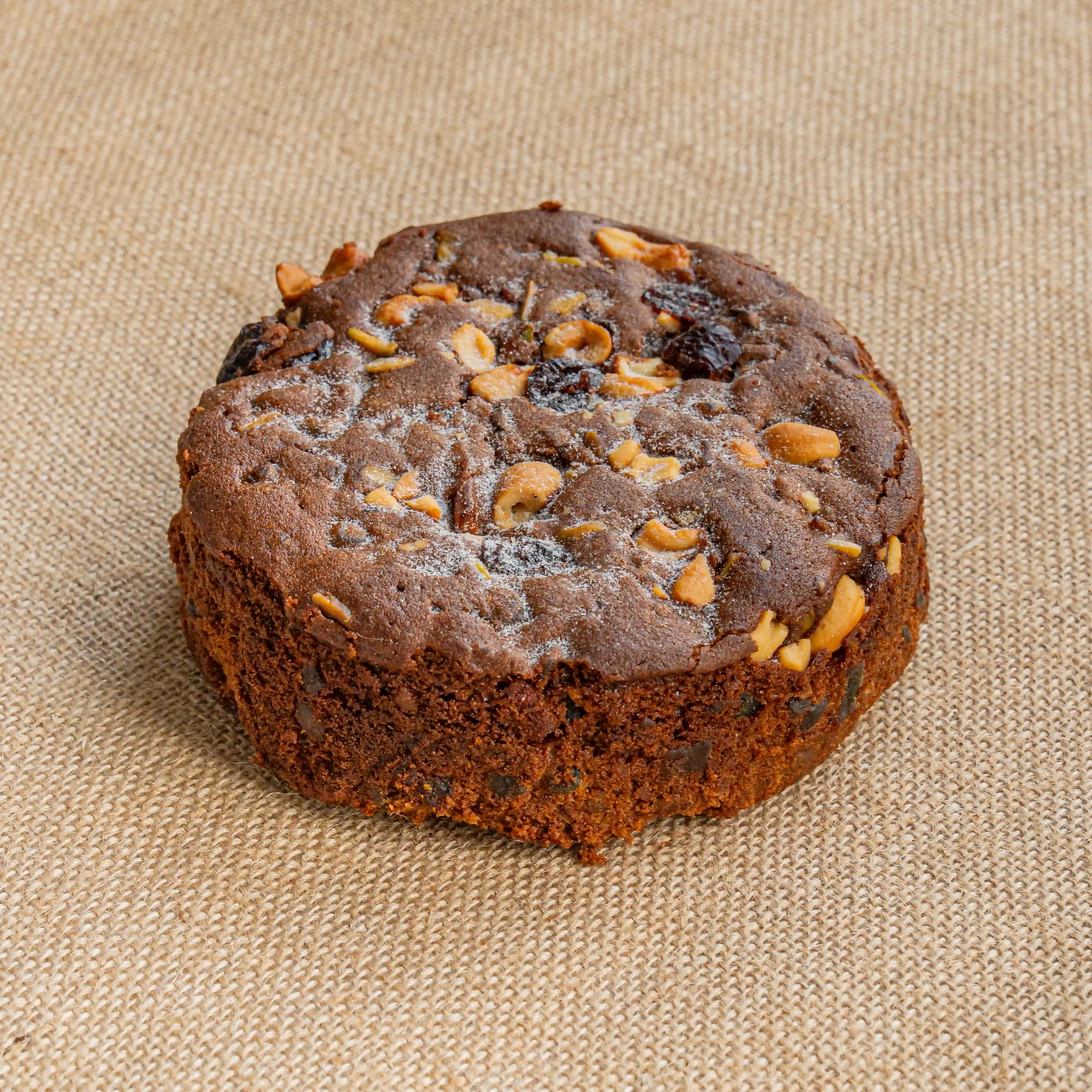 500 gms classic plum cake topped with dried fruits and nuts