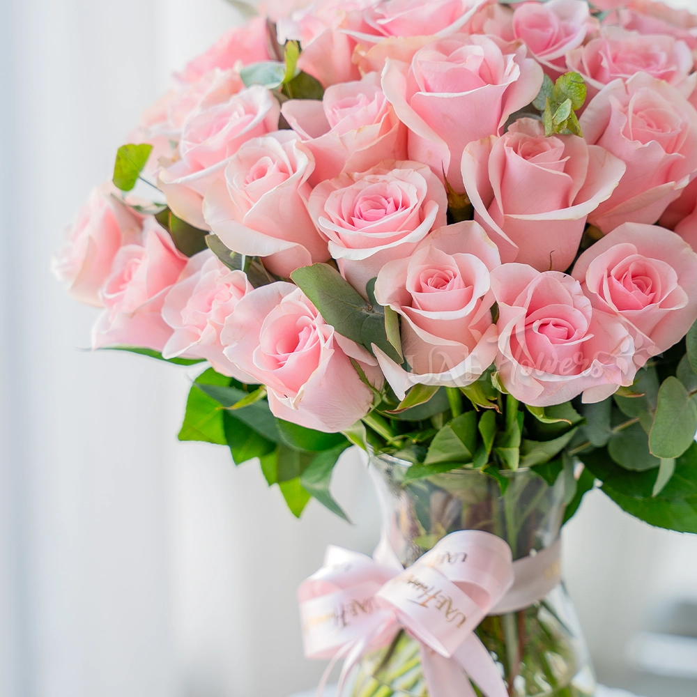 30 pink roses in glass vase arrangement