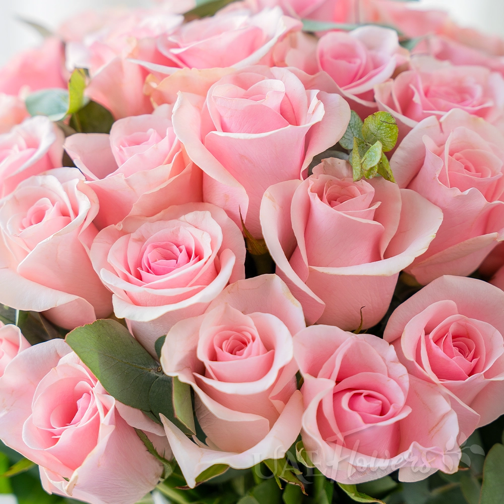 30 pink roses in glass vase arrangement